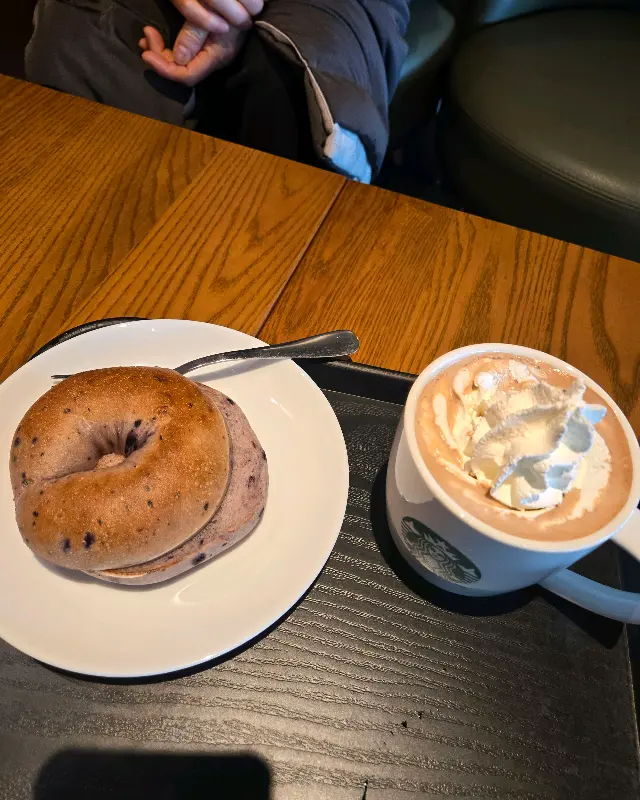 따뜻한 라떼와 베이글