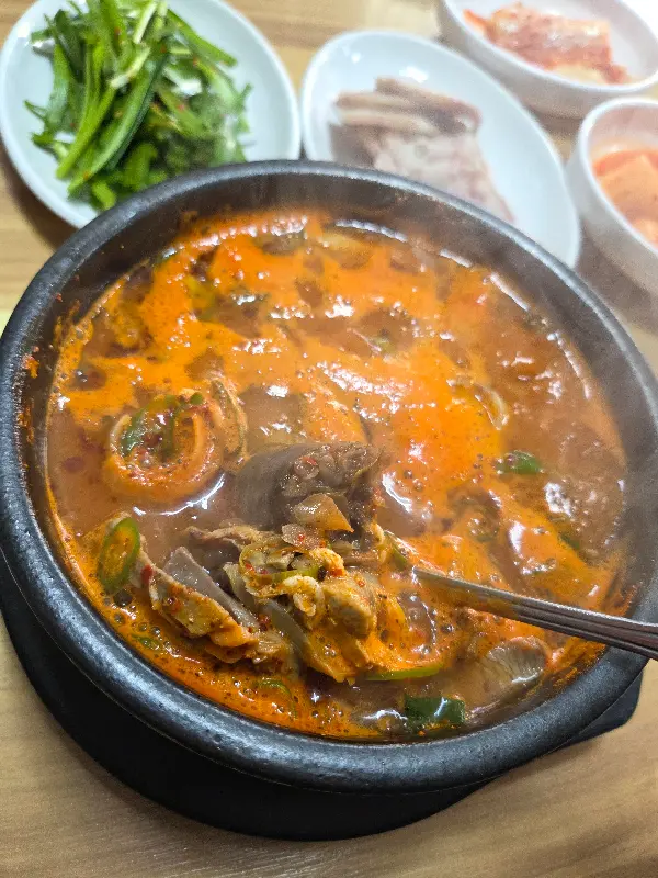 얼큰한 국물이 매력적인 얼큰순대국밥