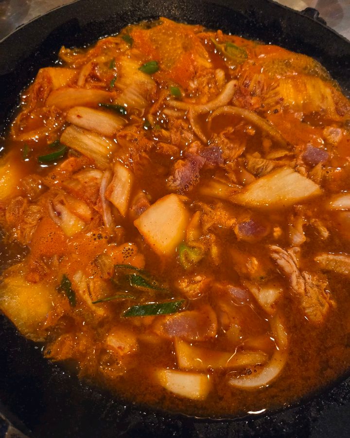 푸짐한 김치찌개