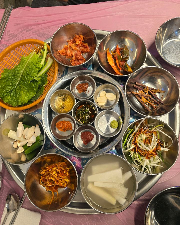 다채로운 반찬들이 쟁반 가득 담겨 나온 모습