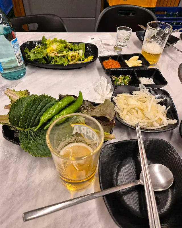 푸짐한 밑반찬과 술