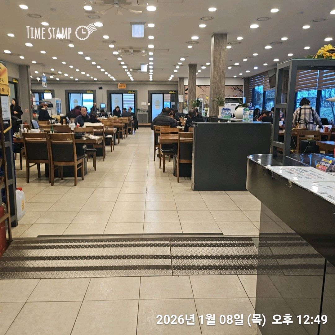 넓고 쾌적한 식당 내부