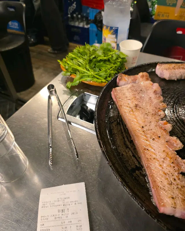 잘 익은 삼겹살의 윤기 흐르는 모습