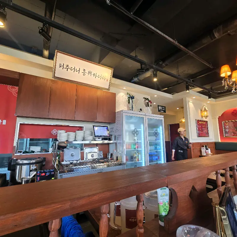 깔끔하고 넓은 매장 내부