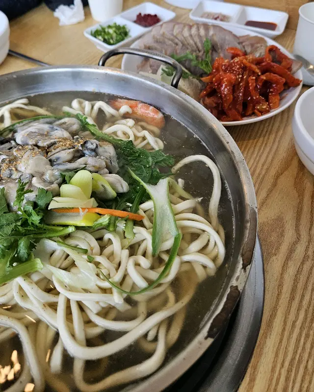푸짐한 해산물이 들어간 동죽칼국수