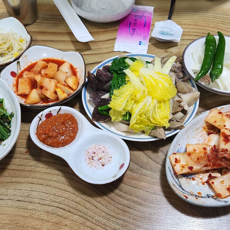 테이블 가득한 반찬