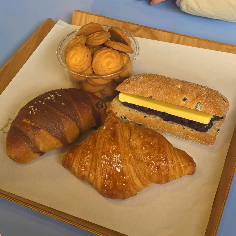 스틸301 라떼와 빵