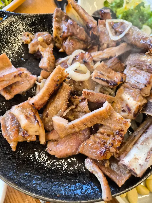 먹음직스러운 숯불갈비