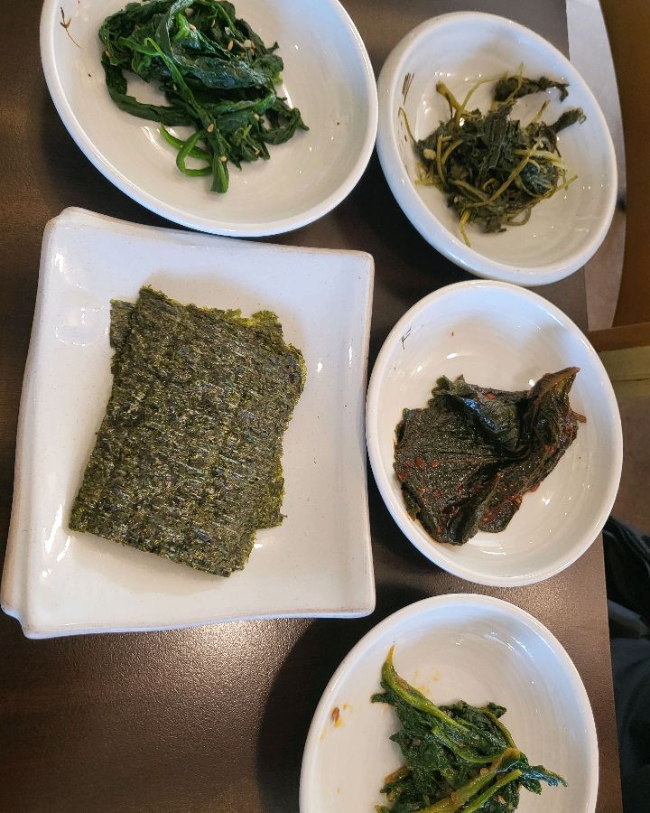 정갈하게 담긴 반찬들