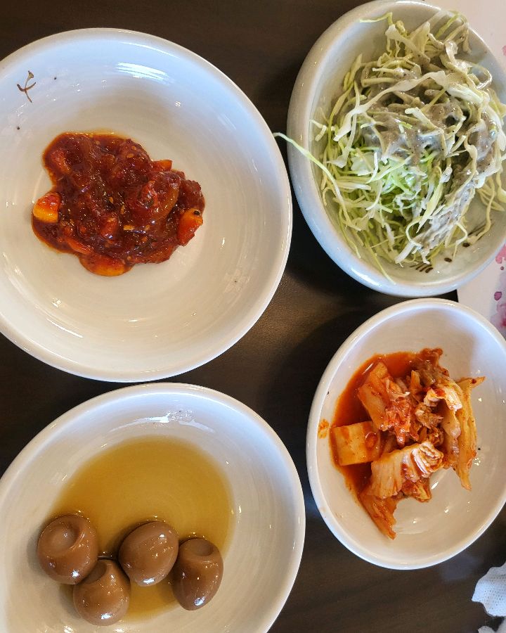 다채로운 밑반찬 구성