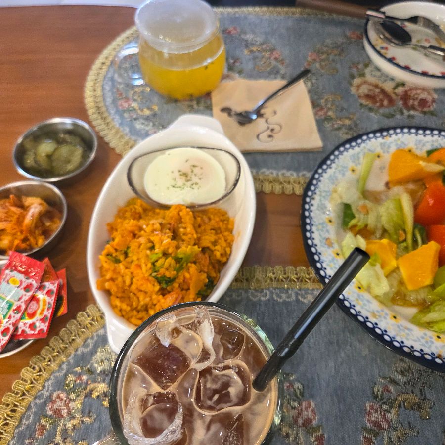 정갈하게 차려진 브런치 메뉴