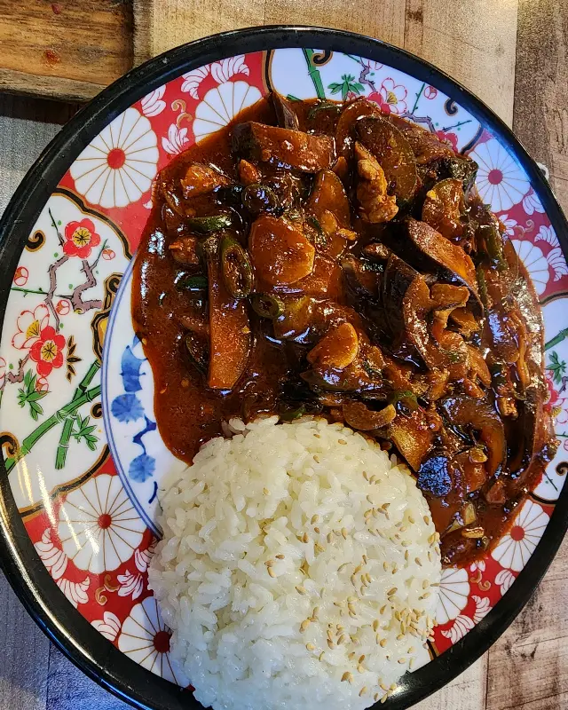 윤기가 흐르는 가지 덮밥