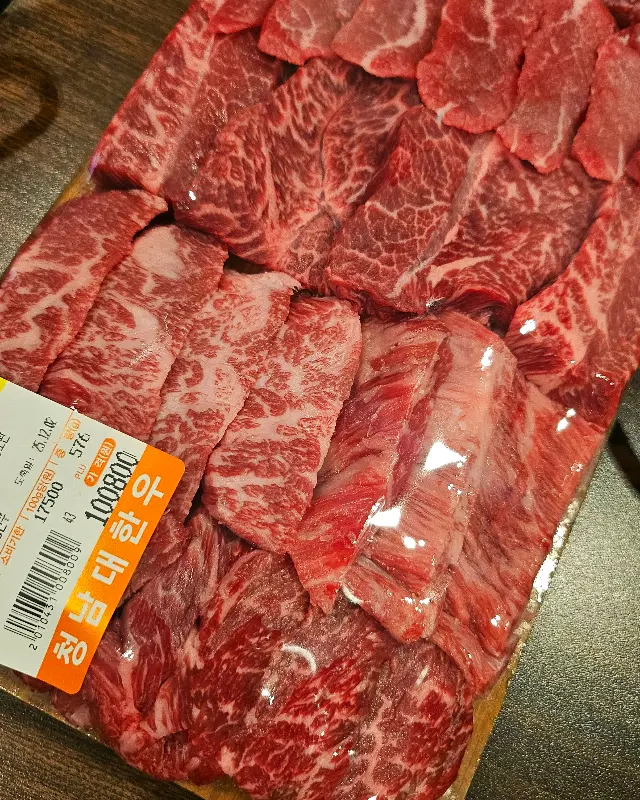 깔끔하고 넓은 매장 내부