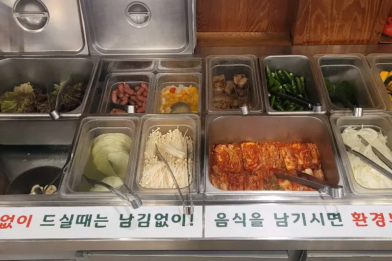 다양한 메뉴가 준비된 셀프바