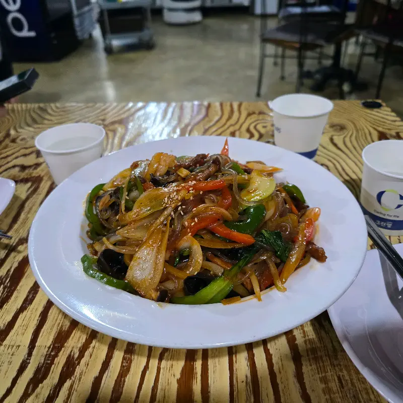 윤기가 흐르는 쟁반짜장