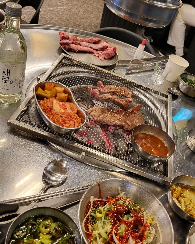 숯불과 함께 차려진 푸짐한 한 상