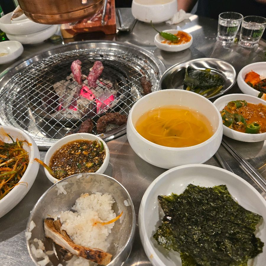 다양한 밑반찬과 숯불