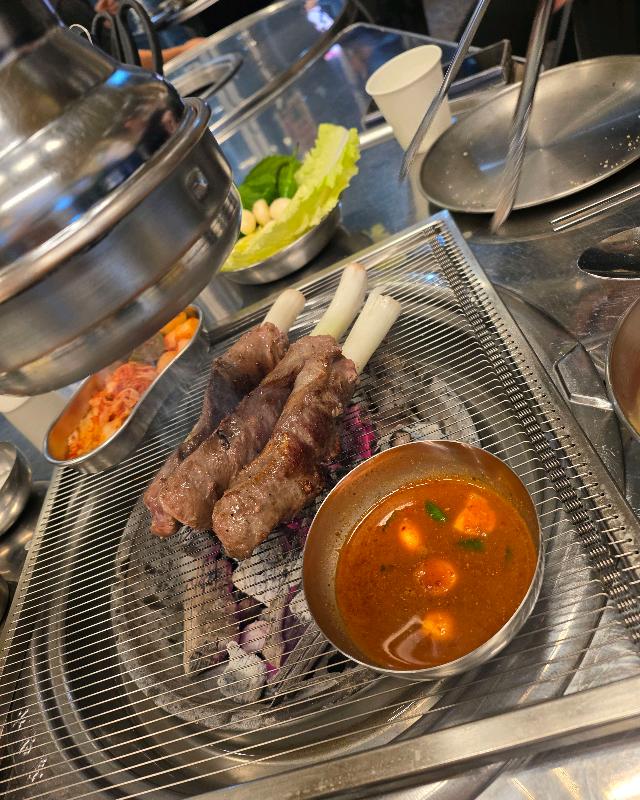 숯불 위에서 익어가는 대파 통갈매기살