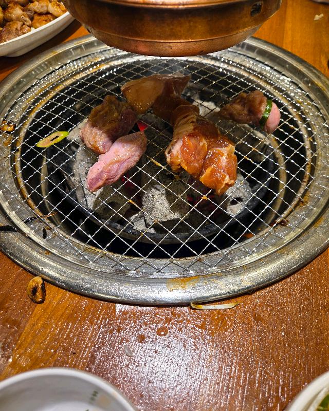 고기와 함께 구워먹는 김치와 마늘