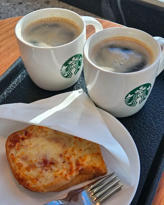 따뜻한 아메리카노와 샌드위치