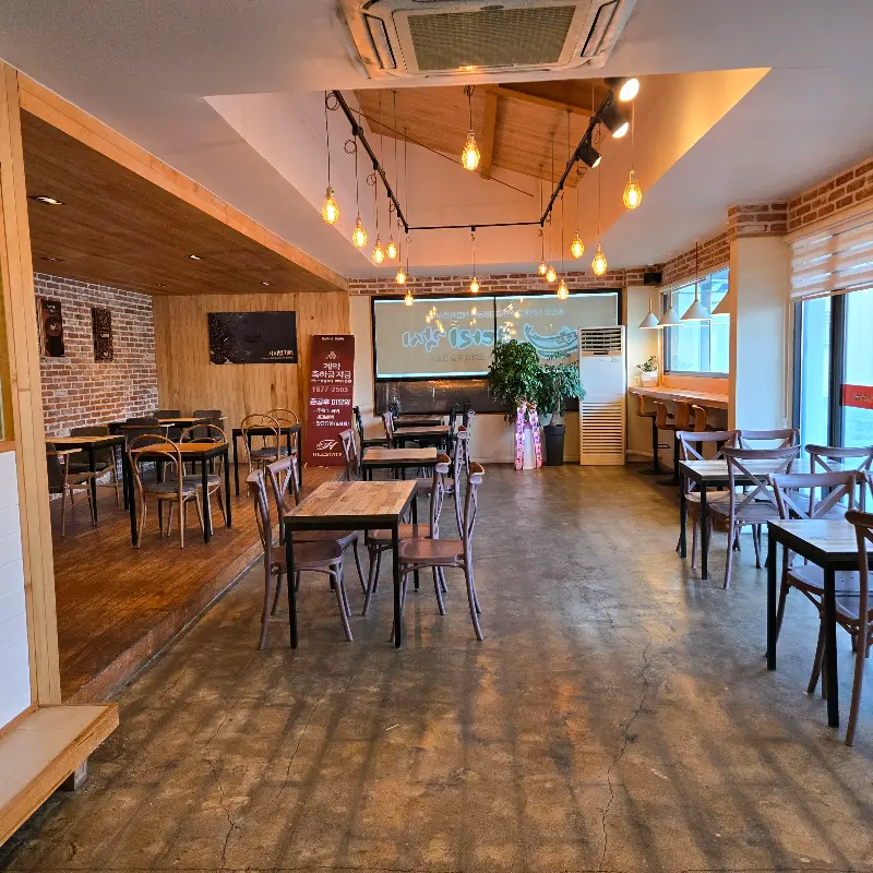 넓고 쾌적한 식당 내부