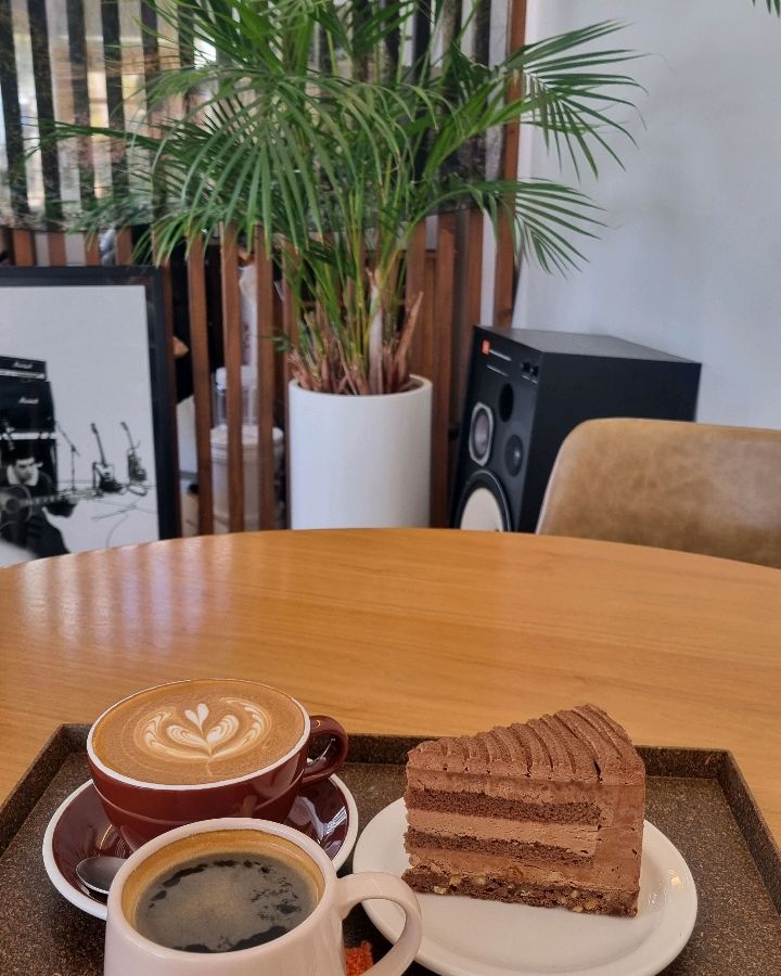 테이블 위에 놓인 커피와 초코 케이크