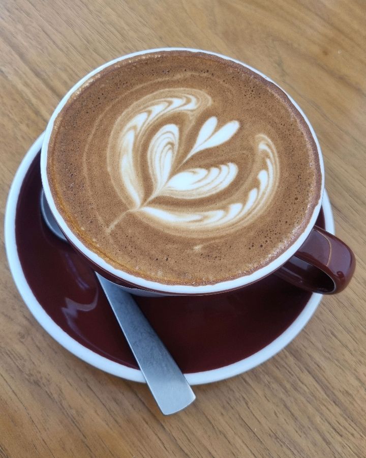 라떼 아트가 돋보이는 키키라떼