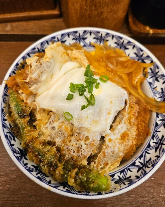 촉촉한 반숙 계란이 올라간 믹스 가츠동