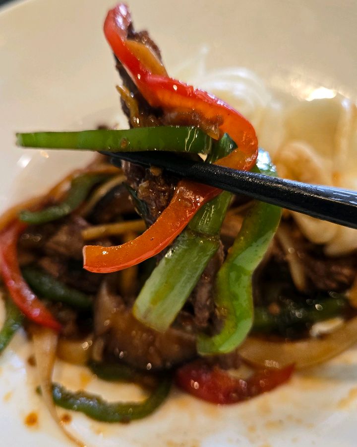 다채로운 색감의 야채가 어우러진 요리