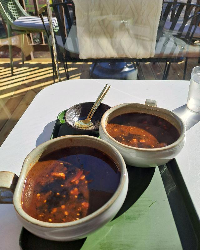 쌍화차 두 잔이 놓인 쟁반