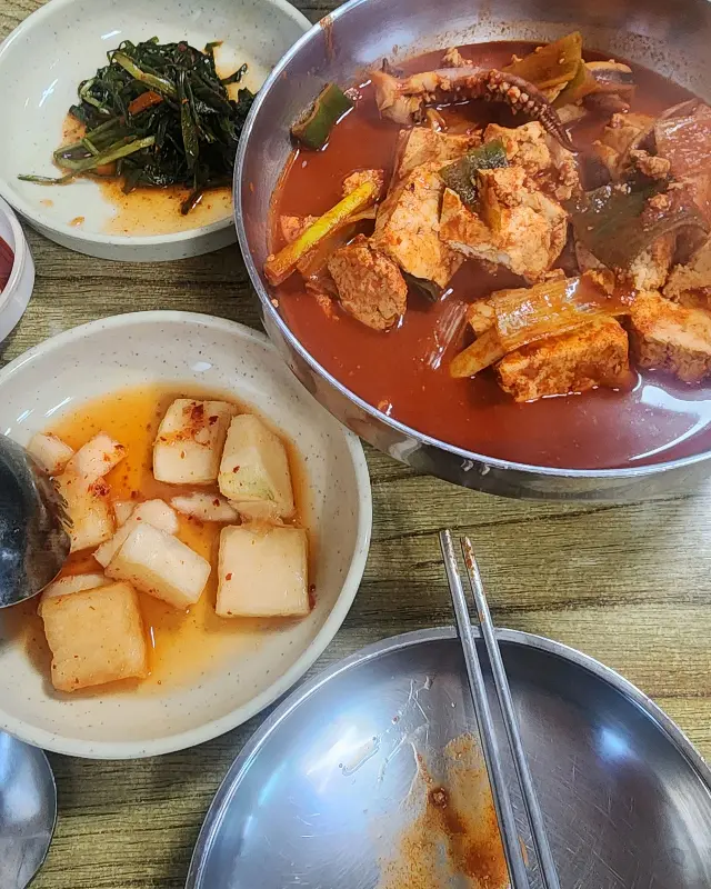 두부오징어 두루치기와 기본 반찬