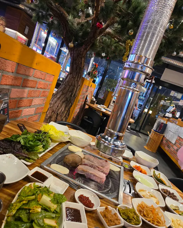 솔방구리 삼겹살 내부 인테리어