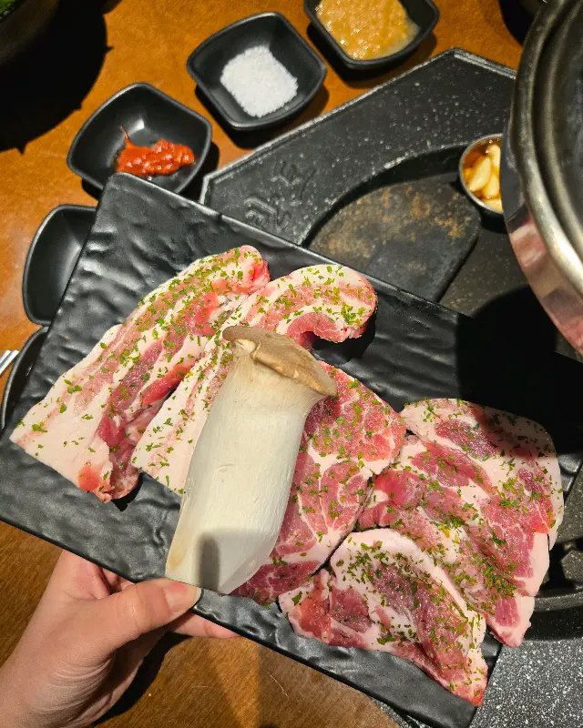 신선한 삼겹살과 버섯의 조화