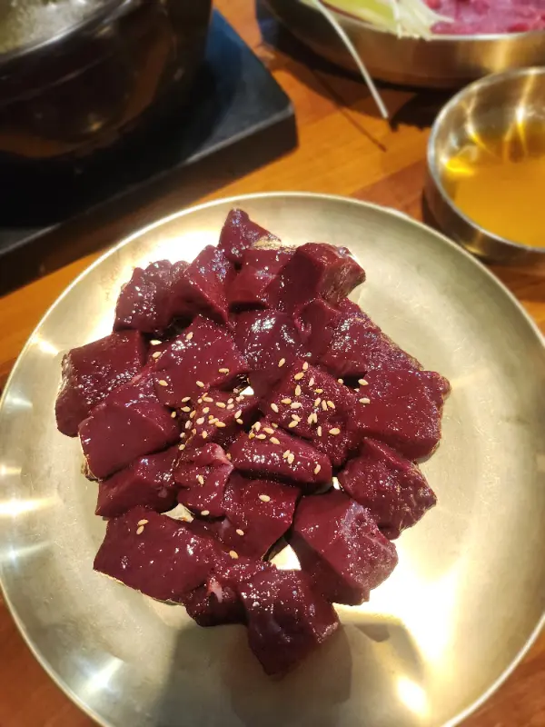 참깨가 뿌려진 신선한 생간