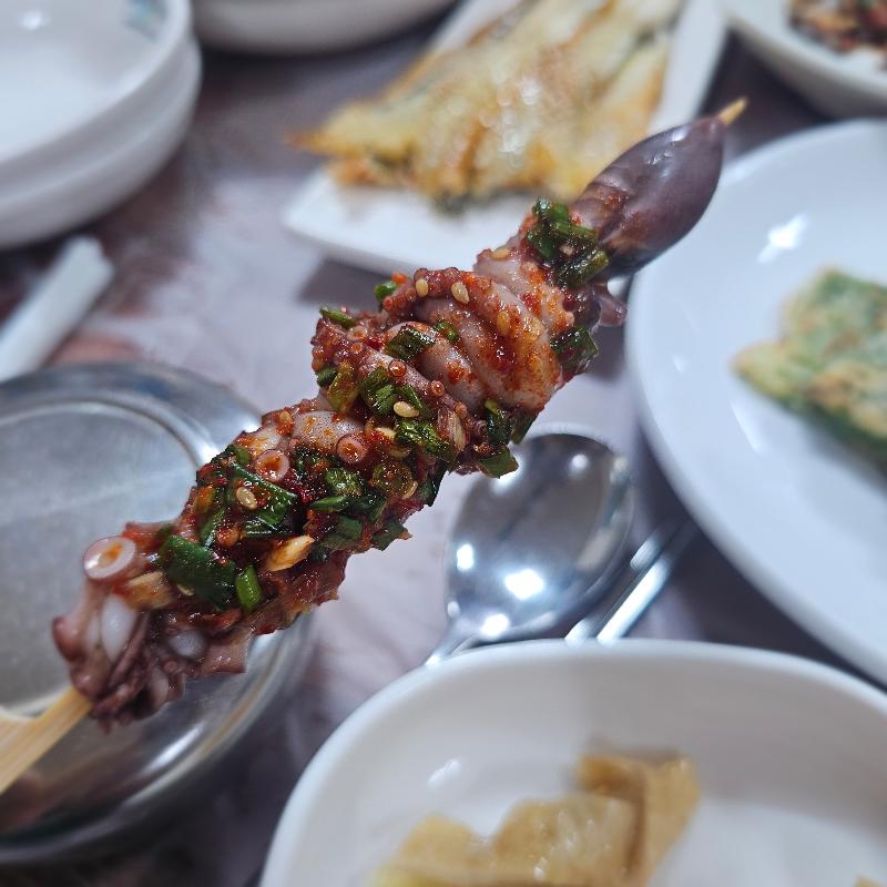 매콤달콤한 양념이 입맛을 돋우는 낙지호롱