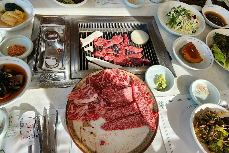 숯불 위에 구워지는 한우