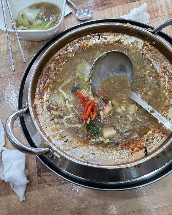 깔끔하게 비워진 전골 냄비