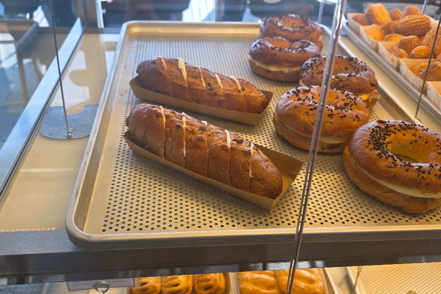 쇼케이스 안의 다양한 빵들