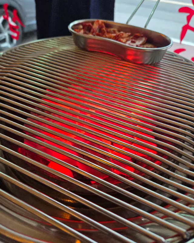 강렬한 붉은 빛의 숯불