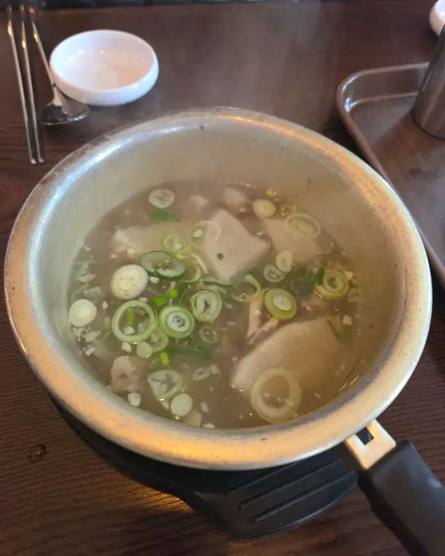 푸짐한 양은 냄비에 담겨 나오는 소고기뭇국