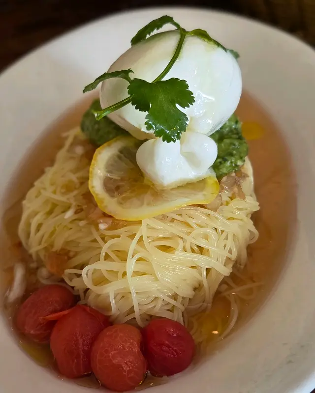 카프레제 콜드 파스타의 클로즈업 사진