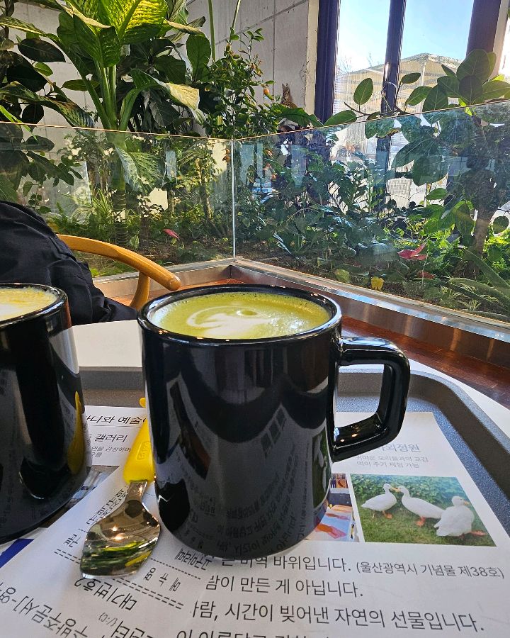 실내에서 바라본 오션뷰