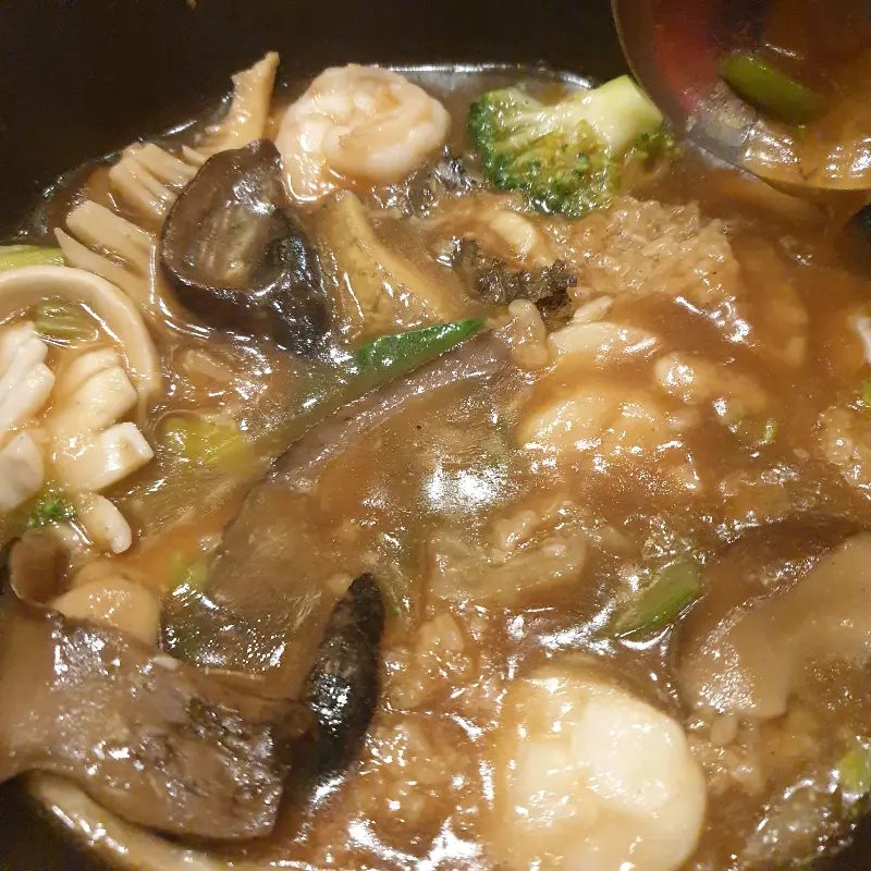 해산물이 가득 들어간 요리