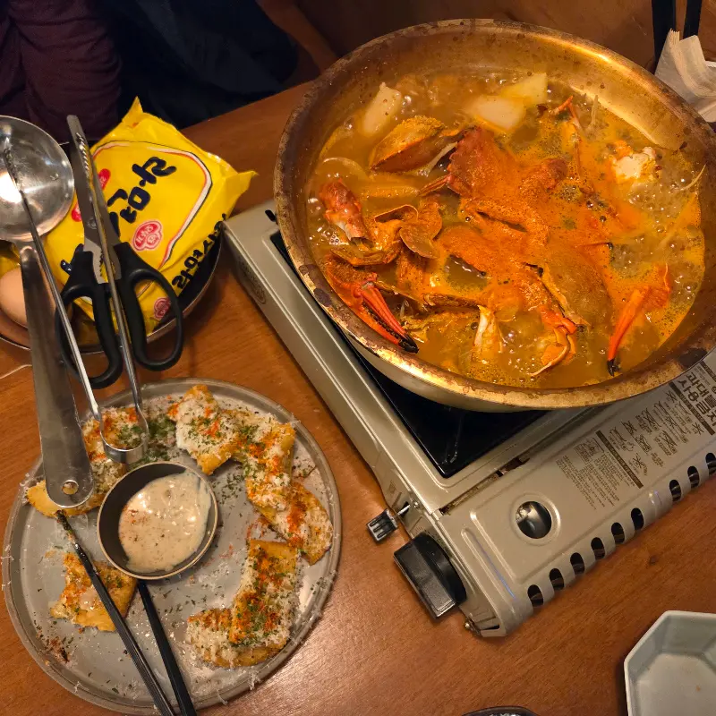 미광 요리주점의 돌게탕과 트러플 감자전