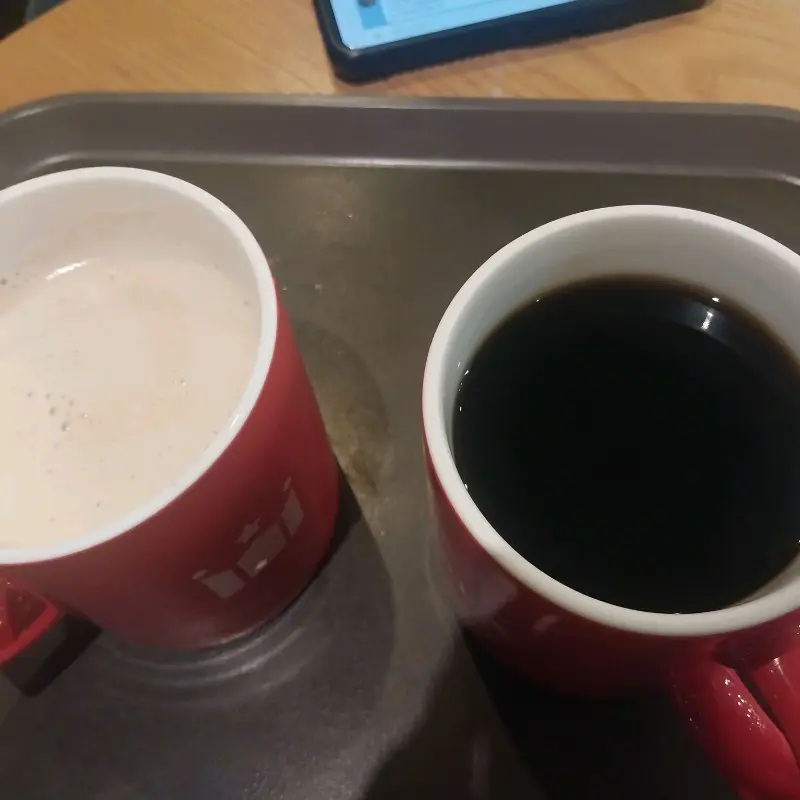 빨간 머그컵에 담긴 카페라떼와 아메리카노