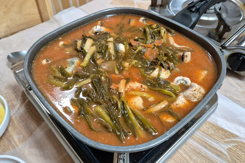 끓고 있는 파김치 장어