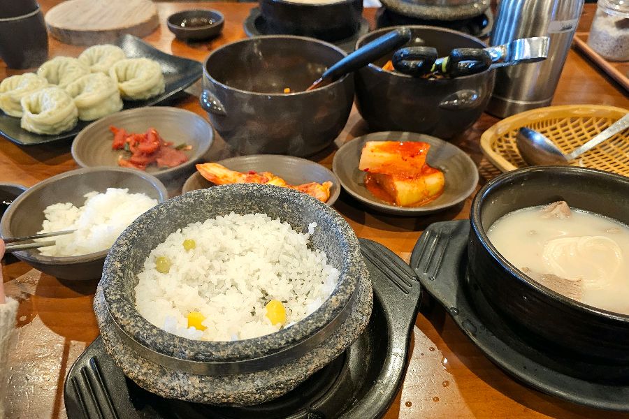 정갈하게 차려진 한 상