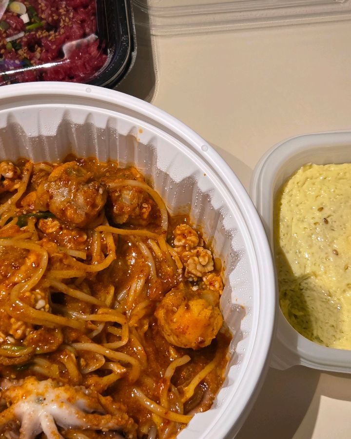 테이블 위에 놓인 아구찜 포장 용기와 계란찜