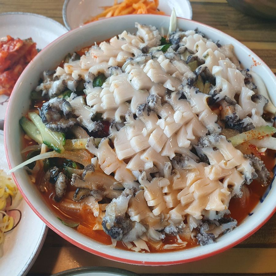 싱싱한 전복이 가득한 전복잔치물회