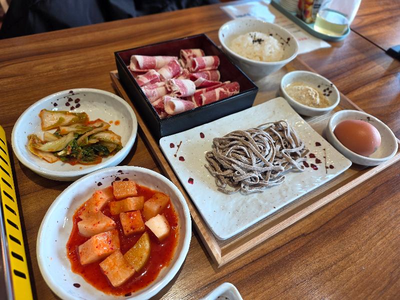 정갈하게 담겨 나온 밑반찬